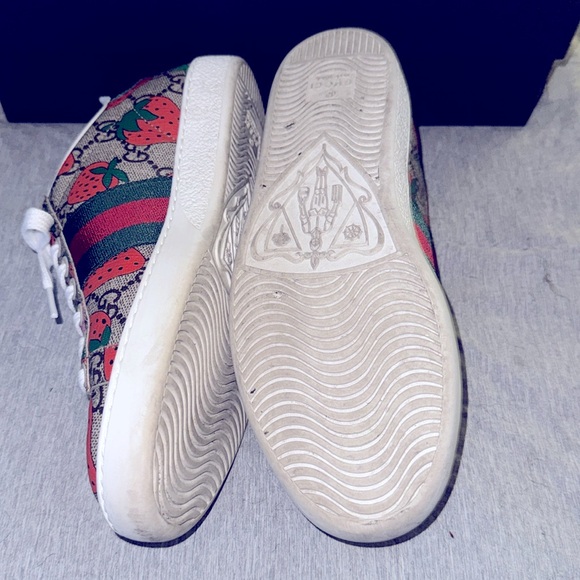 GUCCI Signature Strawberry 🍓 lace ups (34.5 Medium/US Size 5). - Picture 6 of 8
